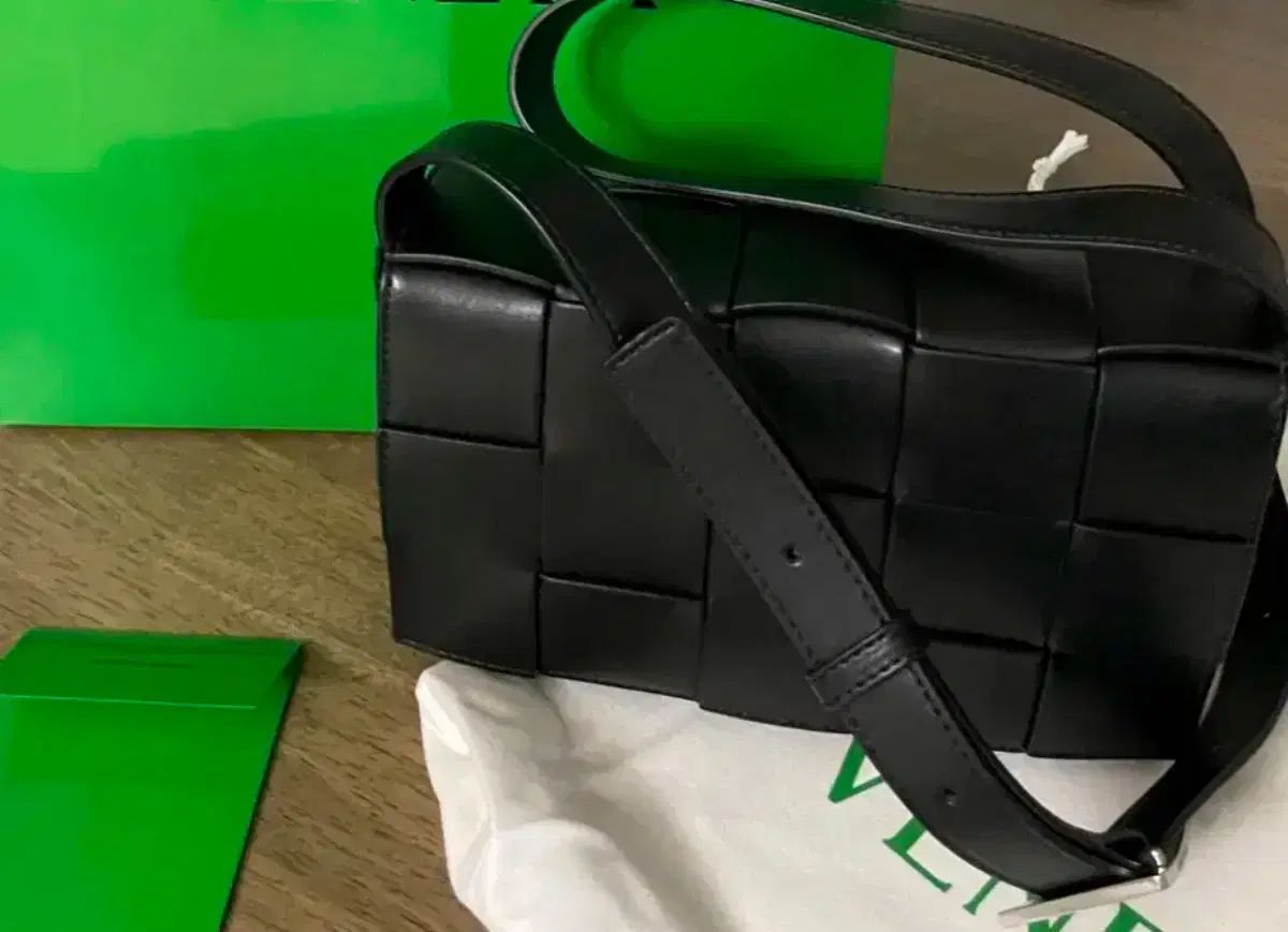 Bottega Veneta ボッテガヴェネタ カセットバッグ ブラック マット バックル 留め金 販売