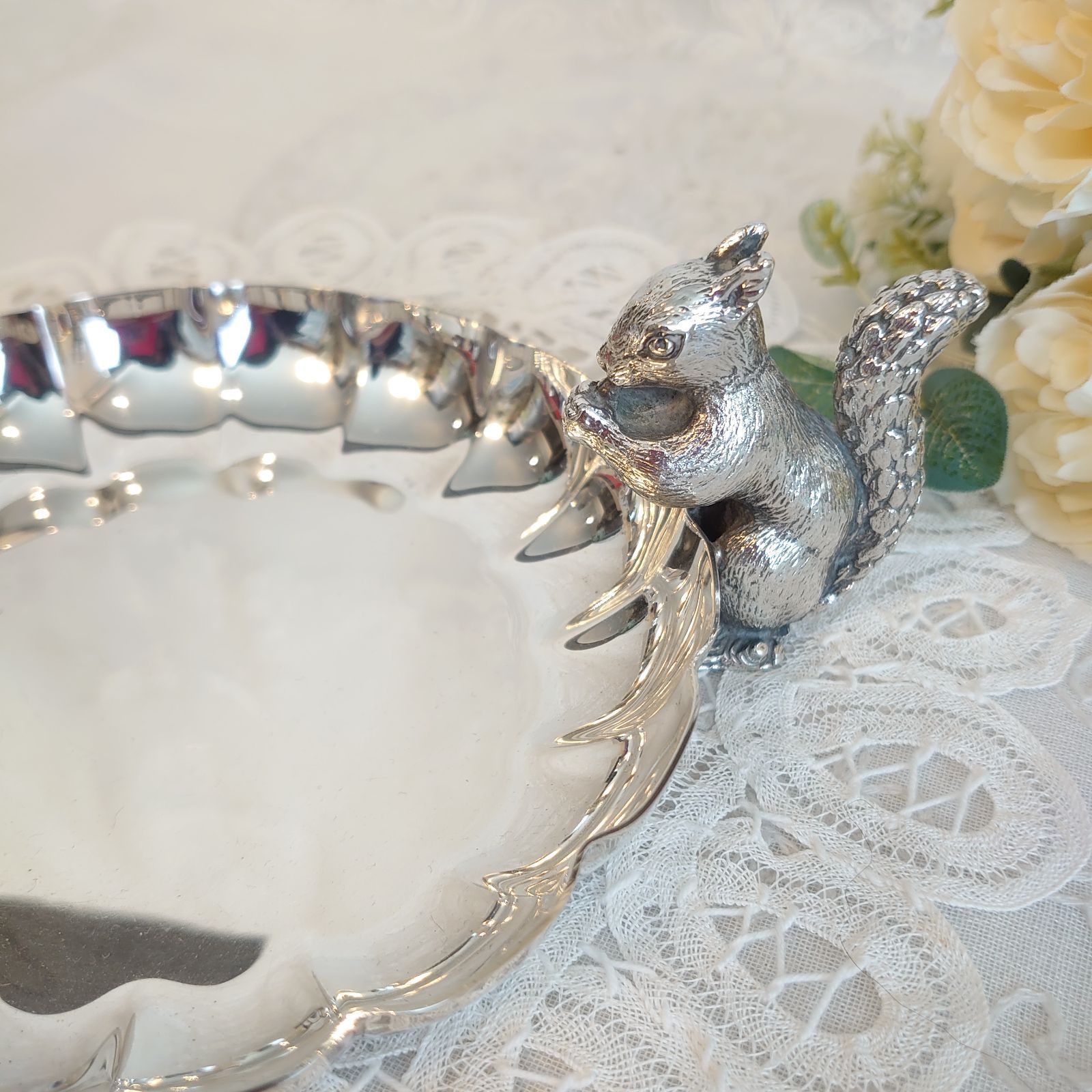 リスの ナッツディッシュ　　イギリス製　美品 アンティークシルバーナッツディッシュ リス イギリス 20191210