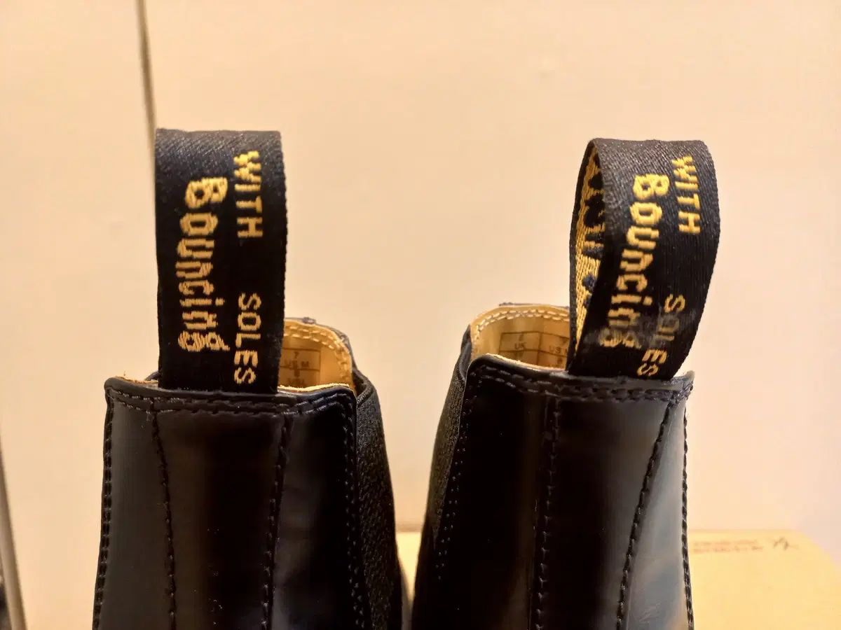 DR. MARTENS