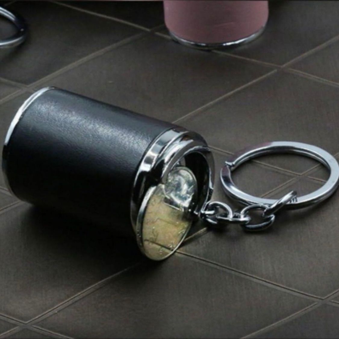 コインホルダー コインケース キーホルダー　コインシリンダー　レトロ　小銭入れ　可愛い　ダーツ　ゲーセン　ギフト　プレゼント　ペアルック　お揃い　 オリジナル　便利　バネ式　黒　無地　新品未使用　送料無料　メンズ　レディース　男女兼用　ユニセックス