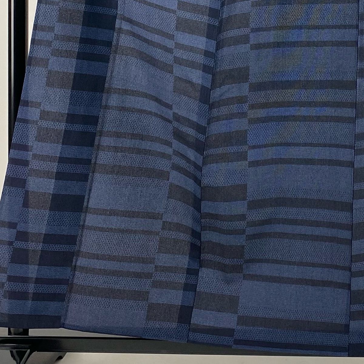 紬 身丈159cm 裄丈65.5cm M 薄物 塩沢絣 証紙 段縞 絣柄 紺色 正絹