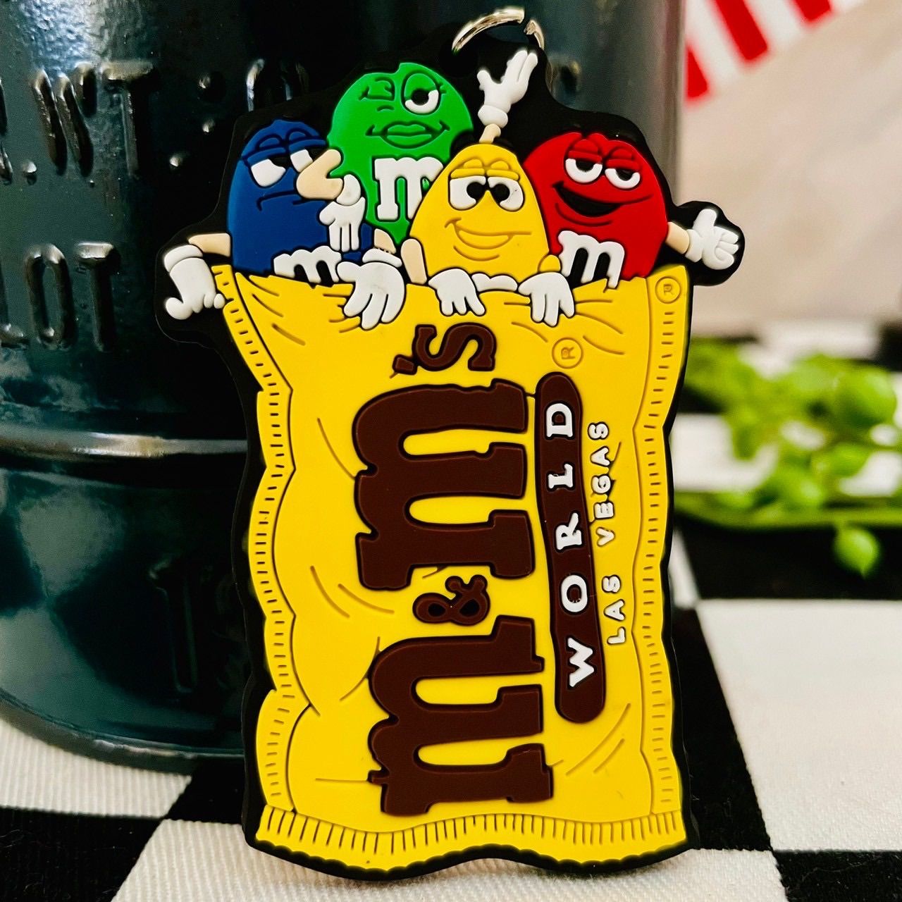 未使用品 M&M's イエローとグリーン キャラクターアルミ板 2点 新品 🇺🇸 ラバーキーホルダー【エムアンドエムズ】m&m's キャラクター