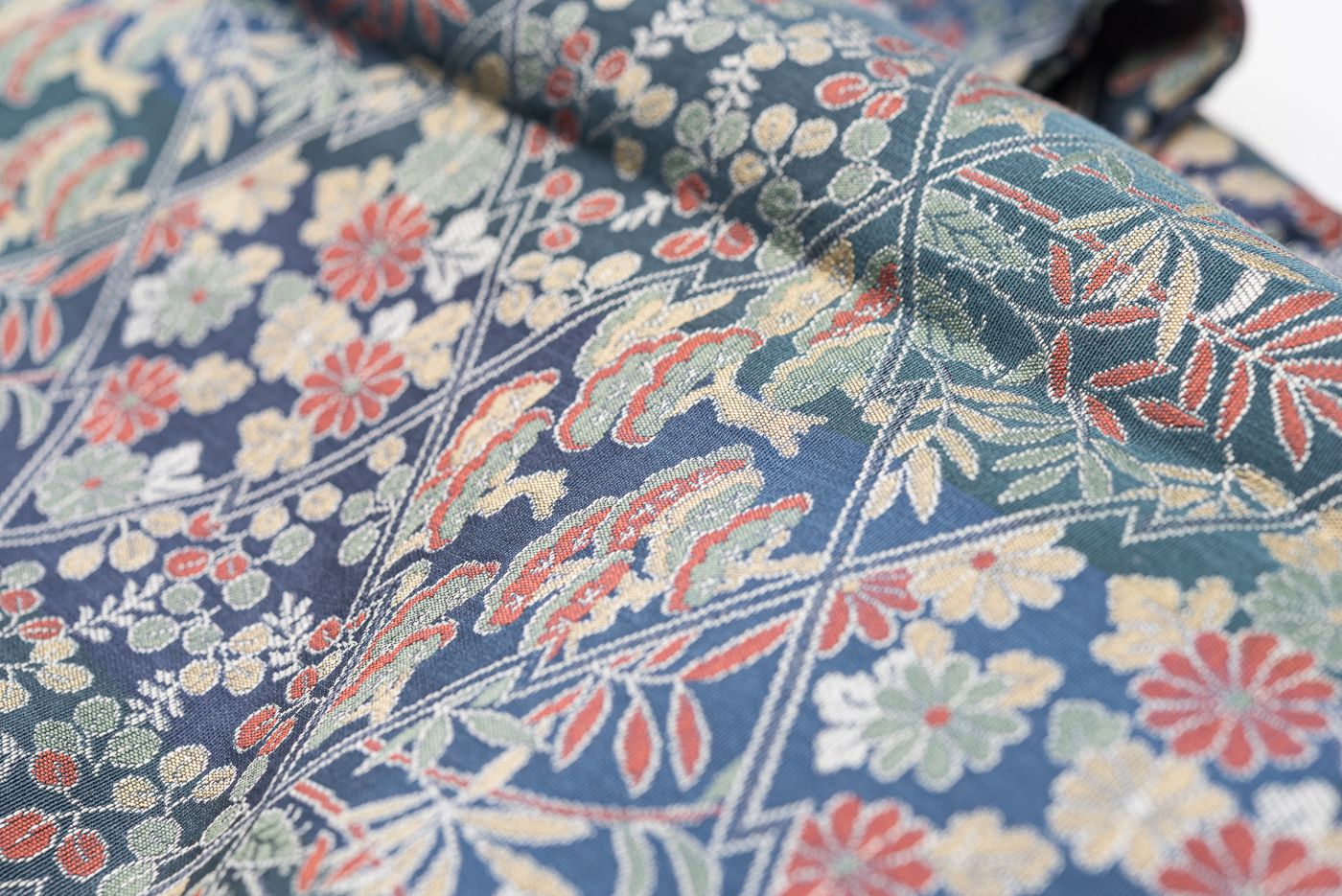 松皮菱に秋草や松など