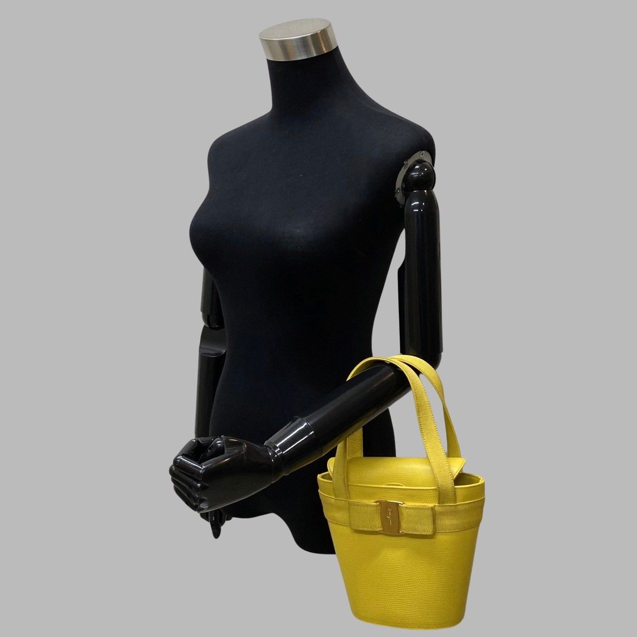 サルヴァトーレ フェラガモ　ヴァラリボンバケツバッグ　極美品 極美品 Salvatore Ferragamo ヴァラリボン バケツ ミニバッグ