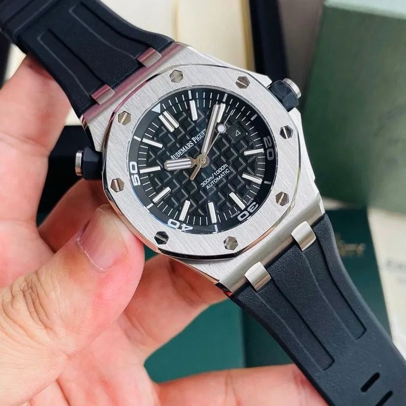 新品未使用 箱付 Audemars Piguet  腕時計です 専用ページ