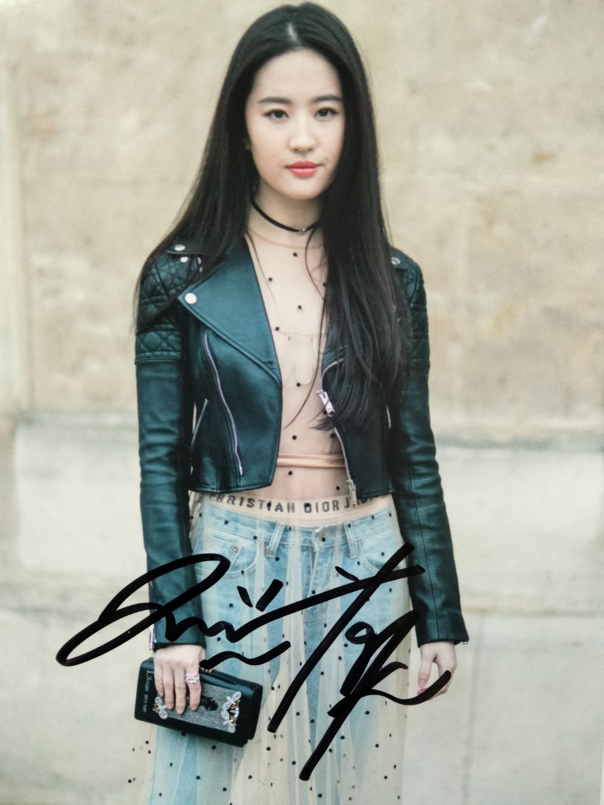 リウ・イーフェイ直筆サイン入り2Lサイズ写真…Liu Yifei…