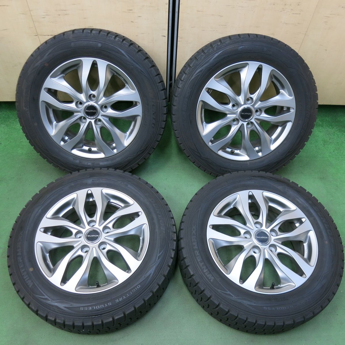 バリ溝！キレイ！9.5分以上☆スタッドレス 215/60R16 ダンロップ 
