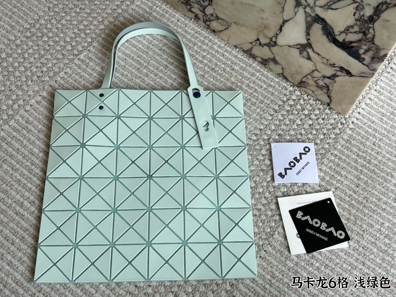 未使用 希少 ISSEY MIYAKE  カーキ / ダウンのようなバッグ 未使用 希少 ISSEY MIYAKE カーキ / ダウンのようなバッグ