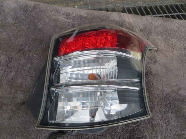 トヨタ A207-12　iQ　KGJ10　テールライト/テールランプ　右側　点灯確認済み　ICHIKOH74-8　手渡し不可商品