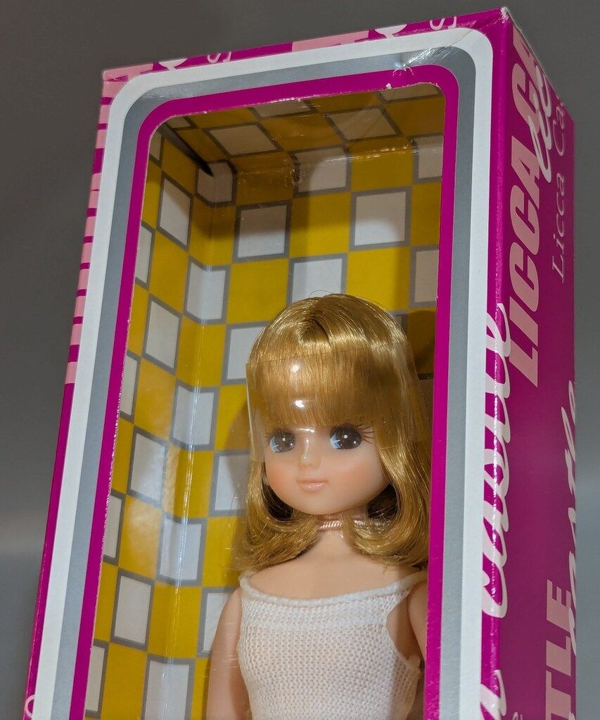 リトルファクトリー リカちゃんキャッスル 20人のお人形服作家とリカちゃん リカちゃん 赤いカメラモデル 9870