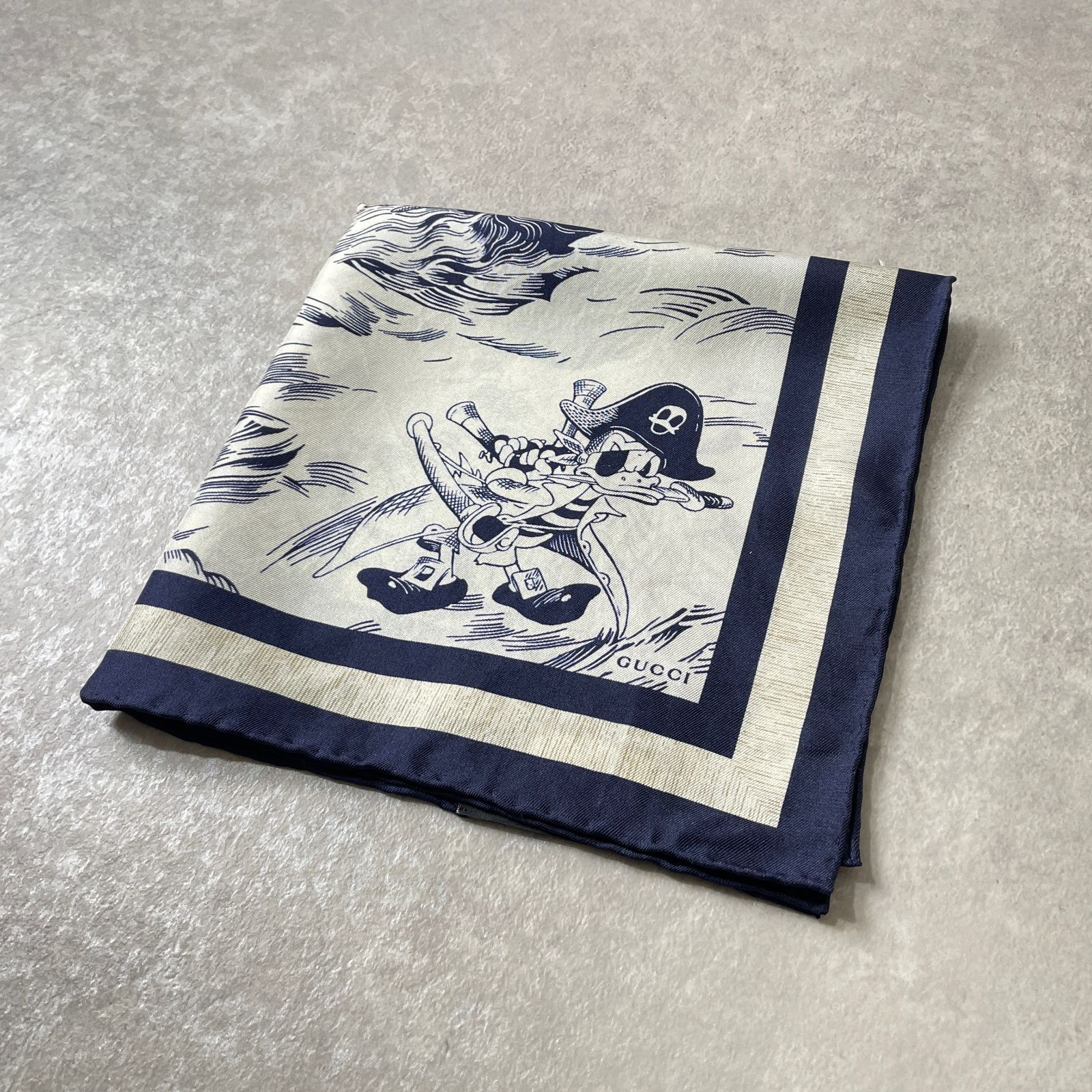 GUCCI DISNEY スカーフ NWT 100% Authentic GUCCI X Disney Mickey Mouse Floral Print Silk