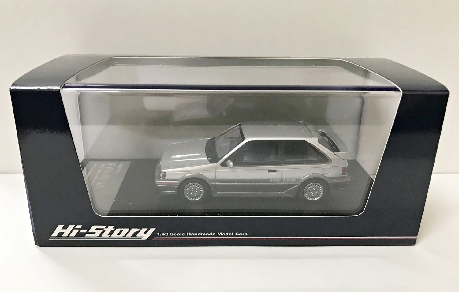 PO 1:43 HI STORY HS352RE Mazda Familia 323 Super Custom 1978 échelle