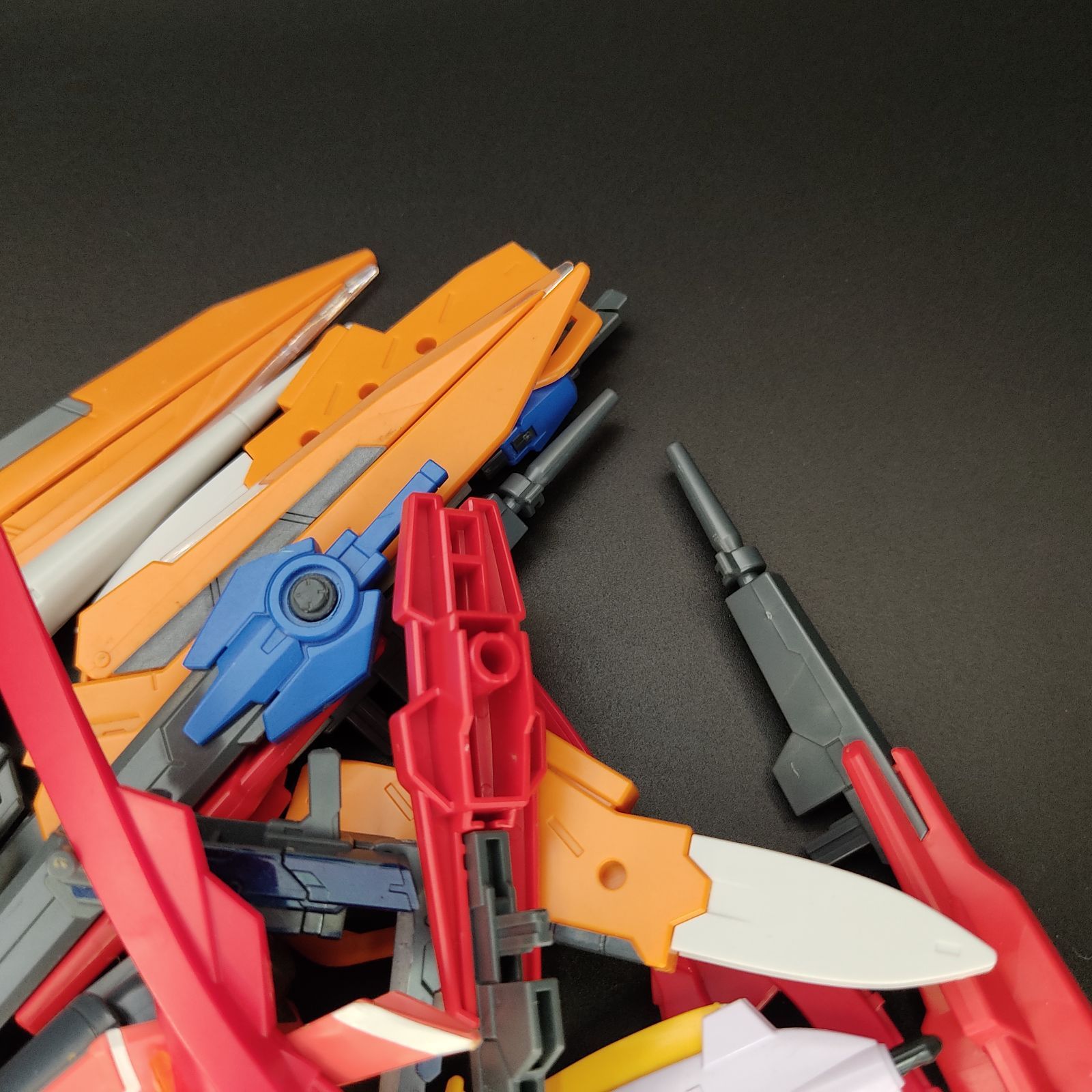 ガンダム カラー可動式プラモデル ライフル・シールド付き 約37cm ジャンク品 ガンプラ【未検品/ジャンク】HG 1/144 手持ち武装・シールド