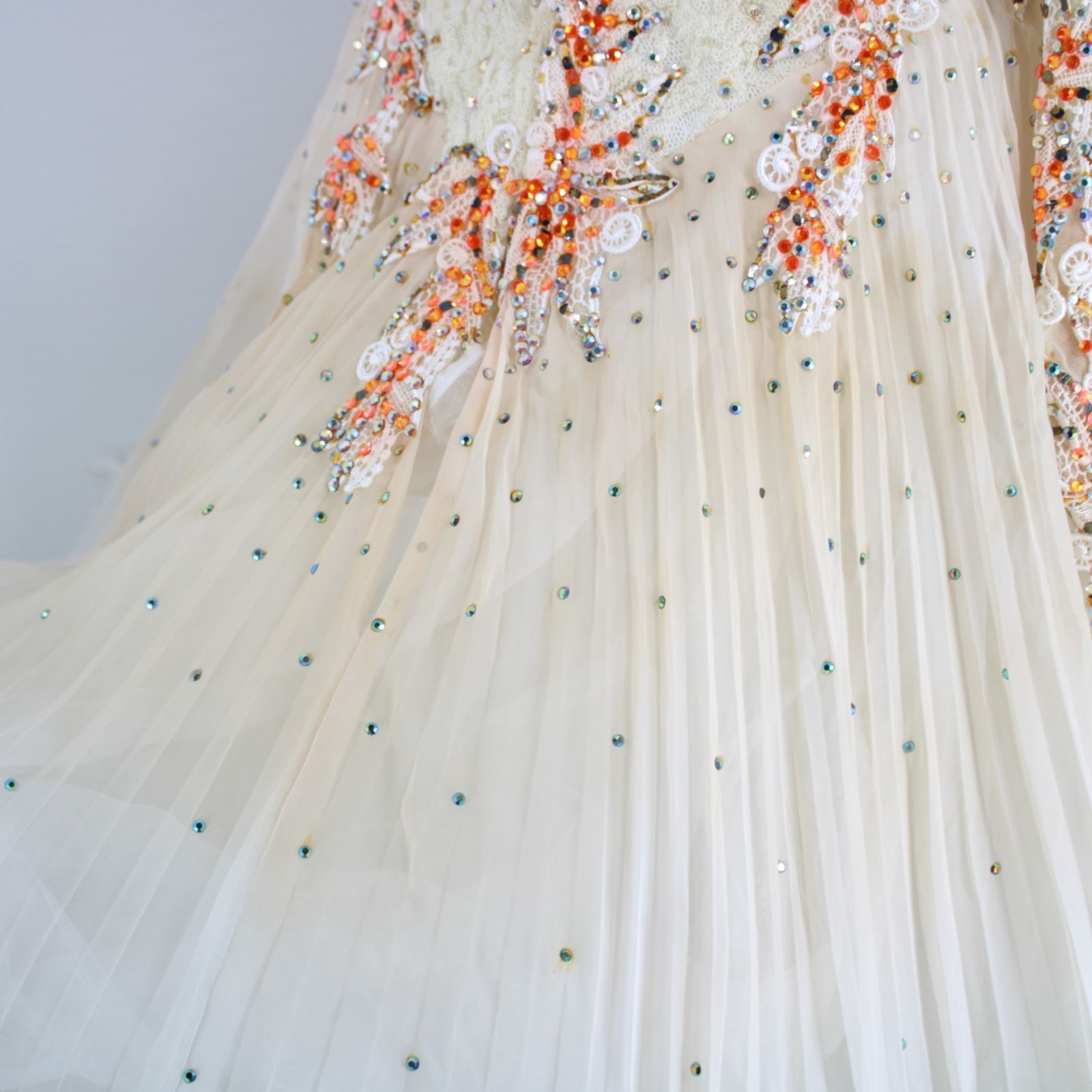 社交ダンス衣装】ホワイト×豪華フリル TAKADANCE タカダンス