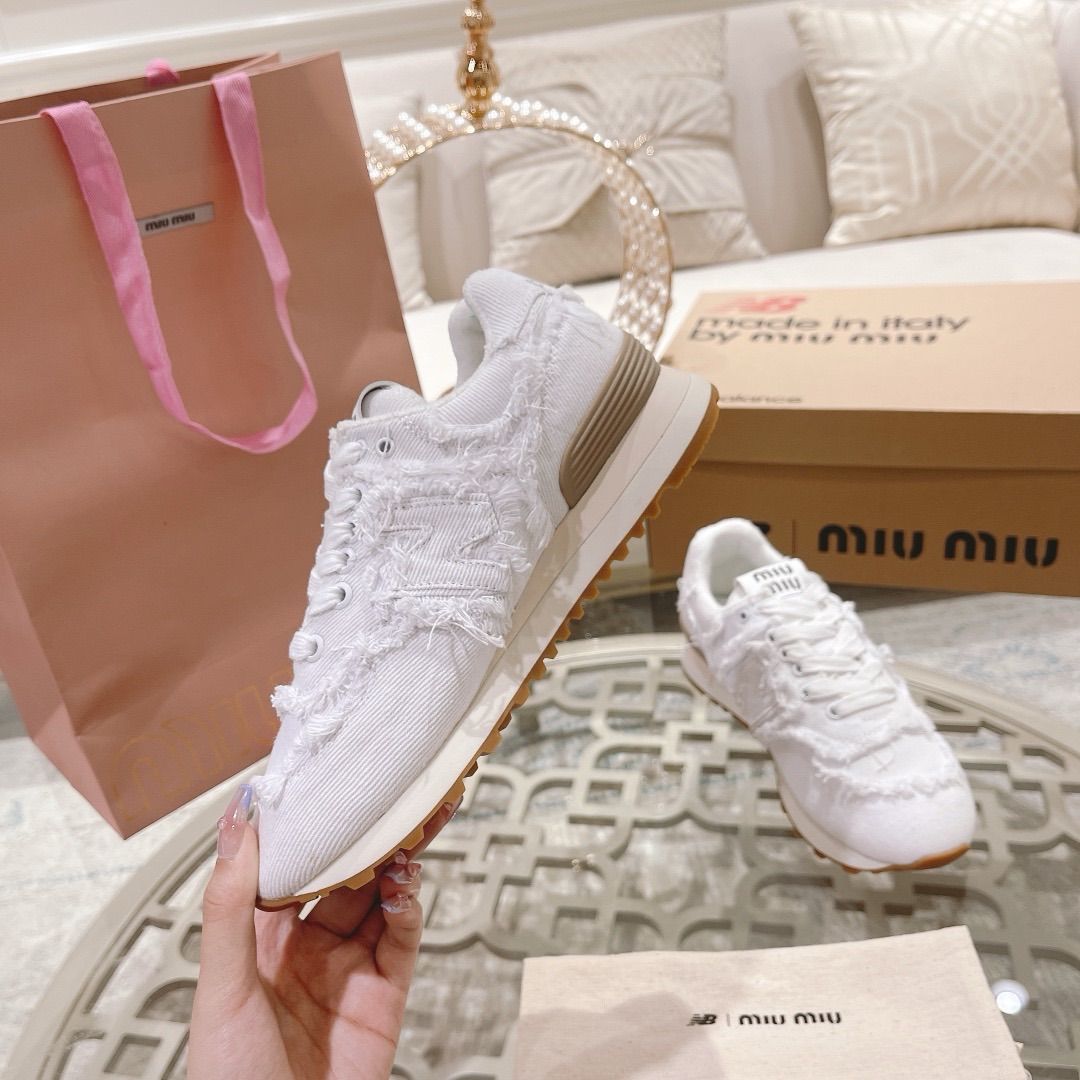 New Balance x Miu Miu ホワイト スニーカー - メルカリ