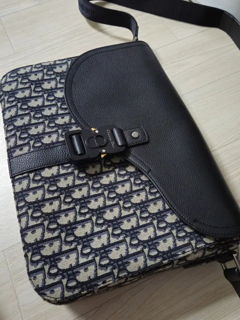 ディオール オブリーク サドルバッグ ミディアム フラップ ストラップバッグ