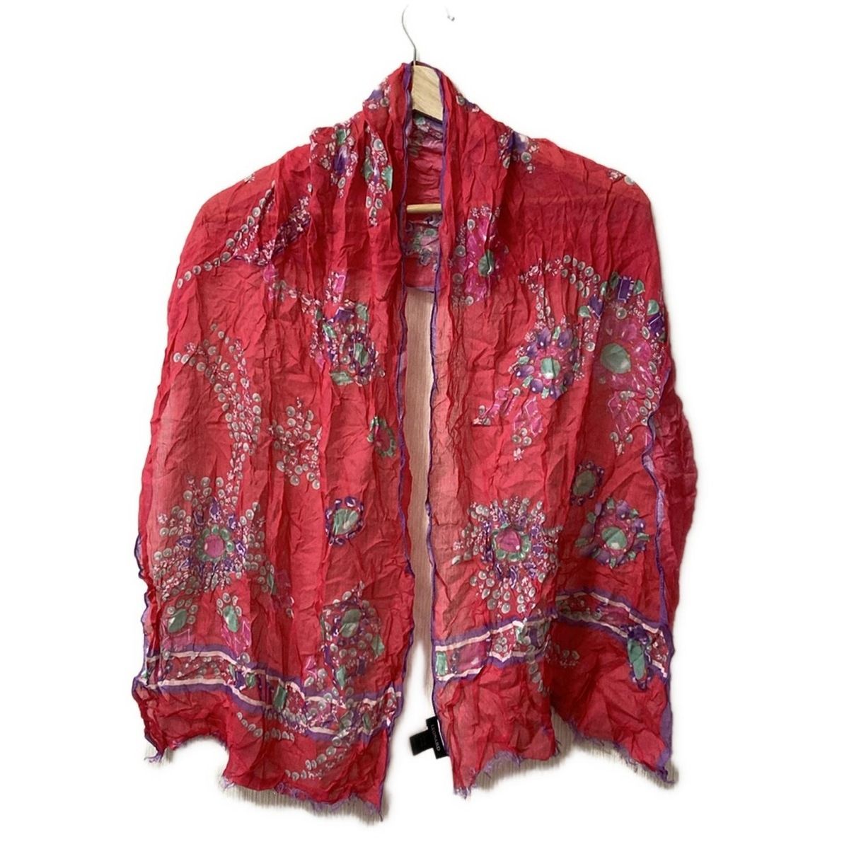 アリタリア航空、赤とワインレッドが印象的な客室乗務員の新制服 着用