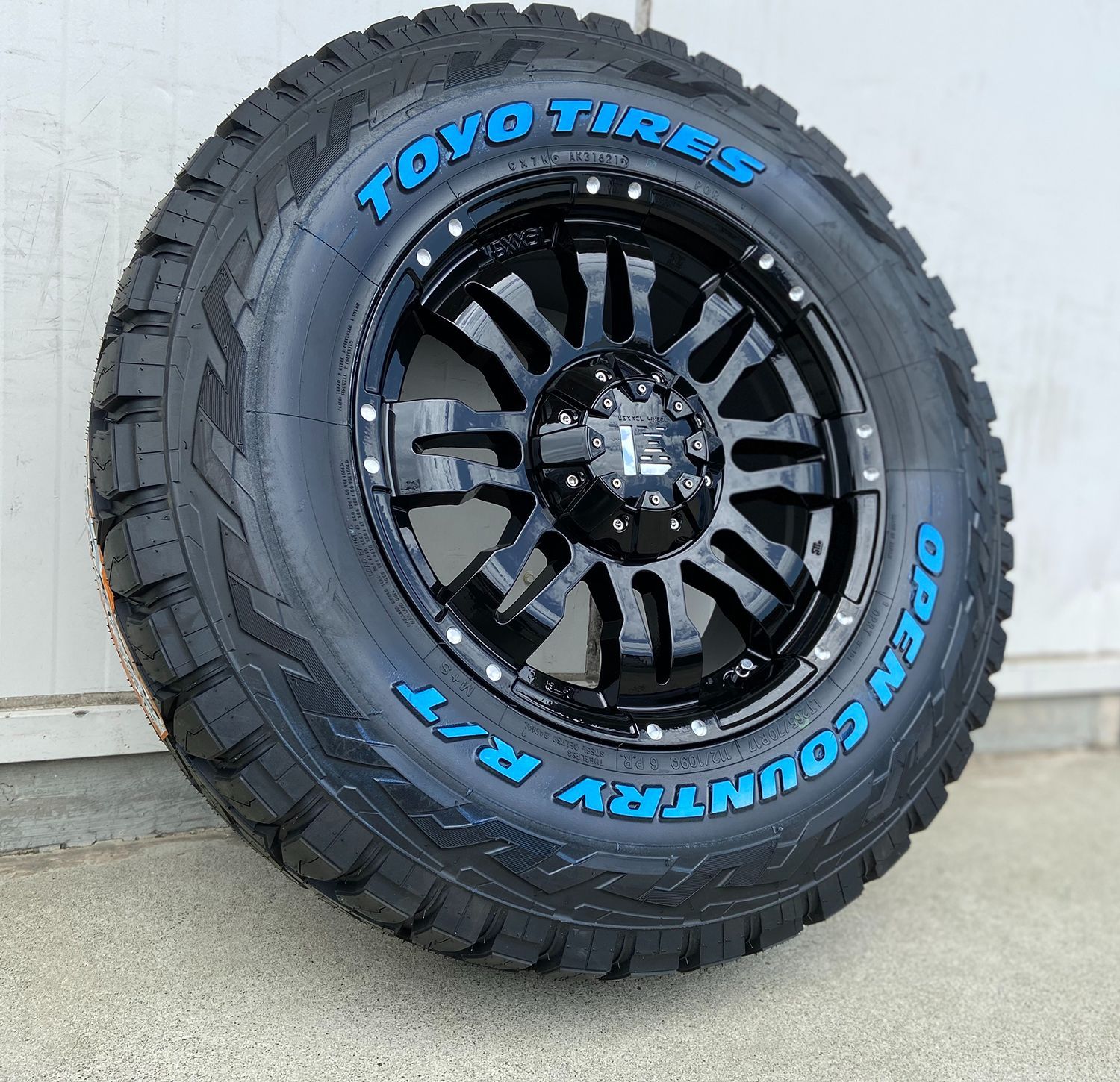 【Balano】プラド ハイラックス サーフ FJ サバーバン タホ Ｈ3 17インチ トーヨー オープンカントリー AT+265/65R17 265/70R17 1台分