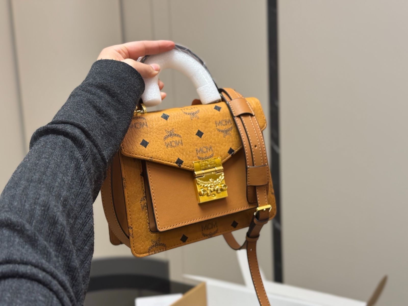 ＭＣＭメッセンジャーバック Medium Aren メッセンジャーバッグ - ヴィセトス ブラック | MCM ®JP