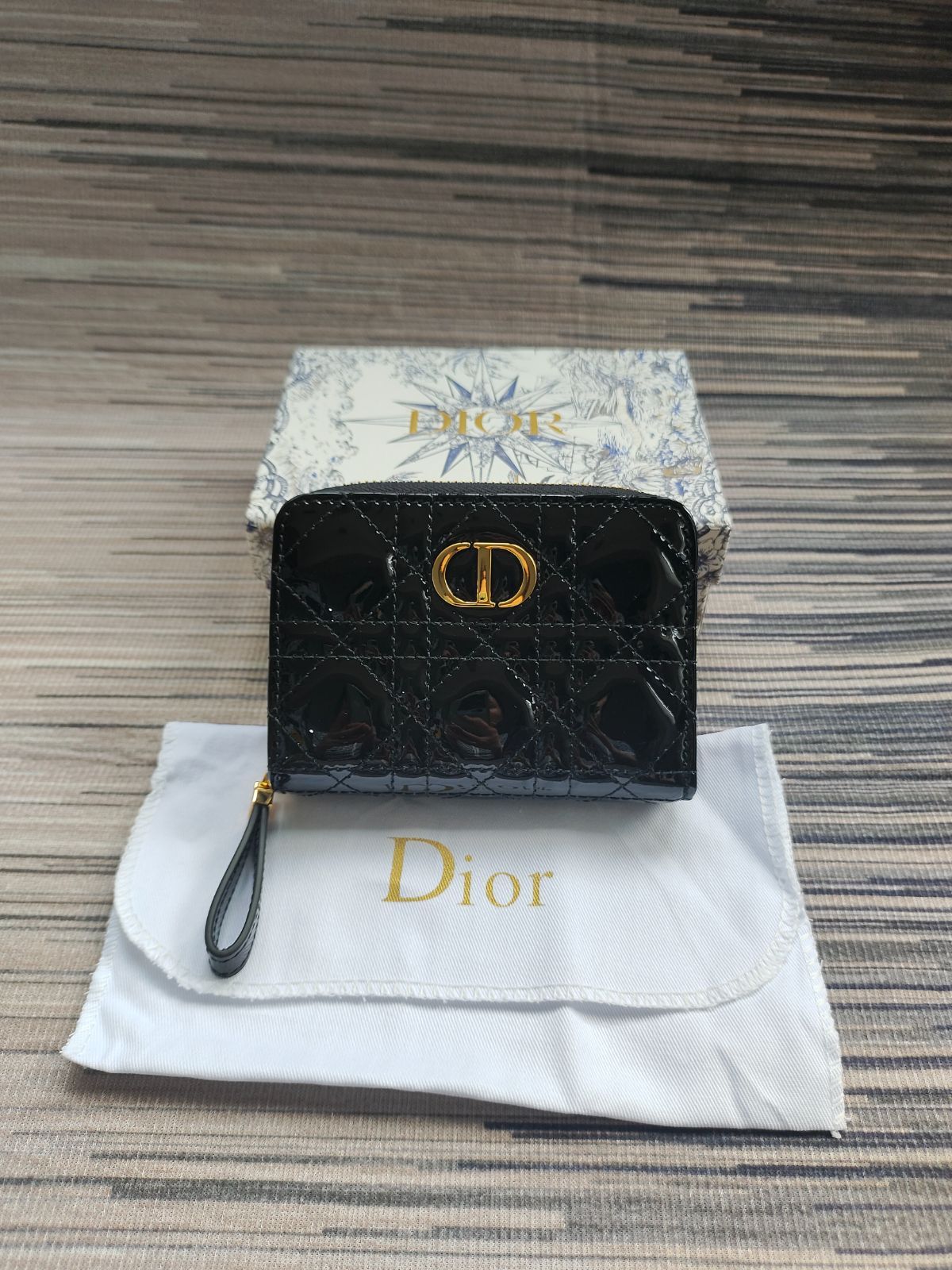 ⭐新品⭐DIORクリスチャンディオール2折りタイプ 財布＃即購入可＃ブラック早い者勝ち