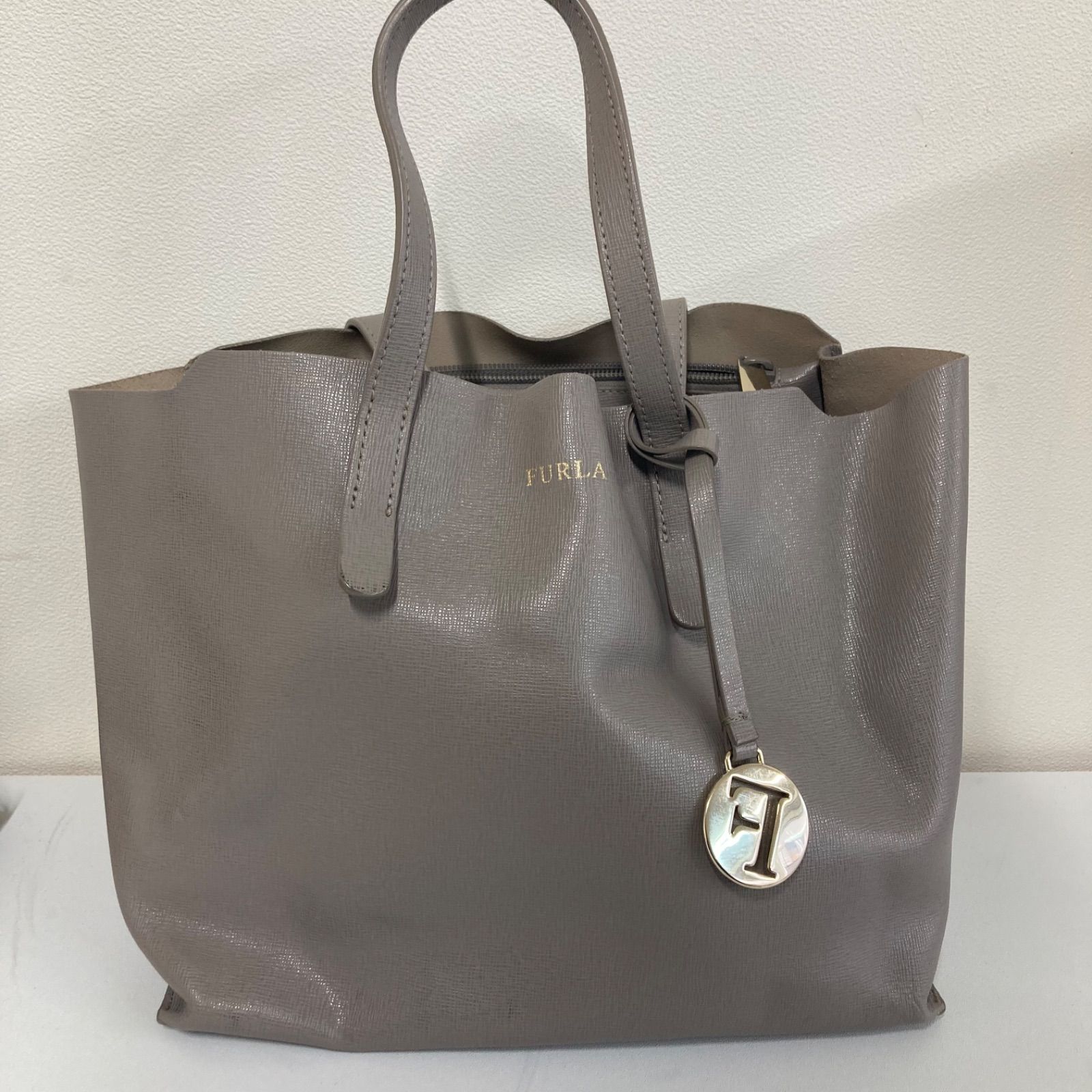 お値下げ中！】FURLA トートバッグ サリー S グレージュ - メルカリ