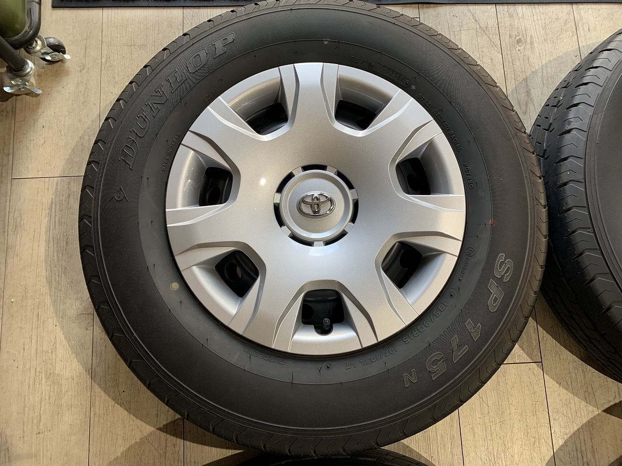 店舗のQ＆Aを簡単検索。 2509033 トヨタ 200系 ハイエース 純正 スチールホイール 15インチ 6J PCD139.7 6H DUNLOP SP175n 195|80R15 2014年 8.3mm