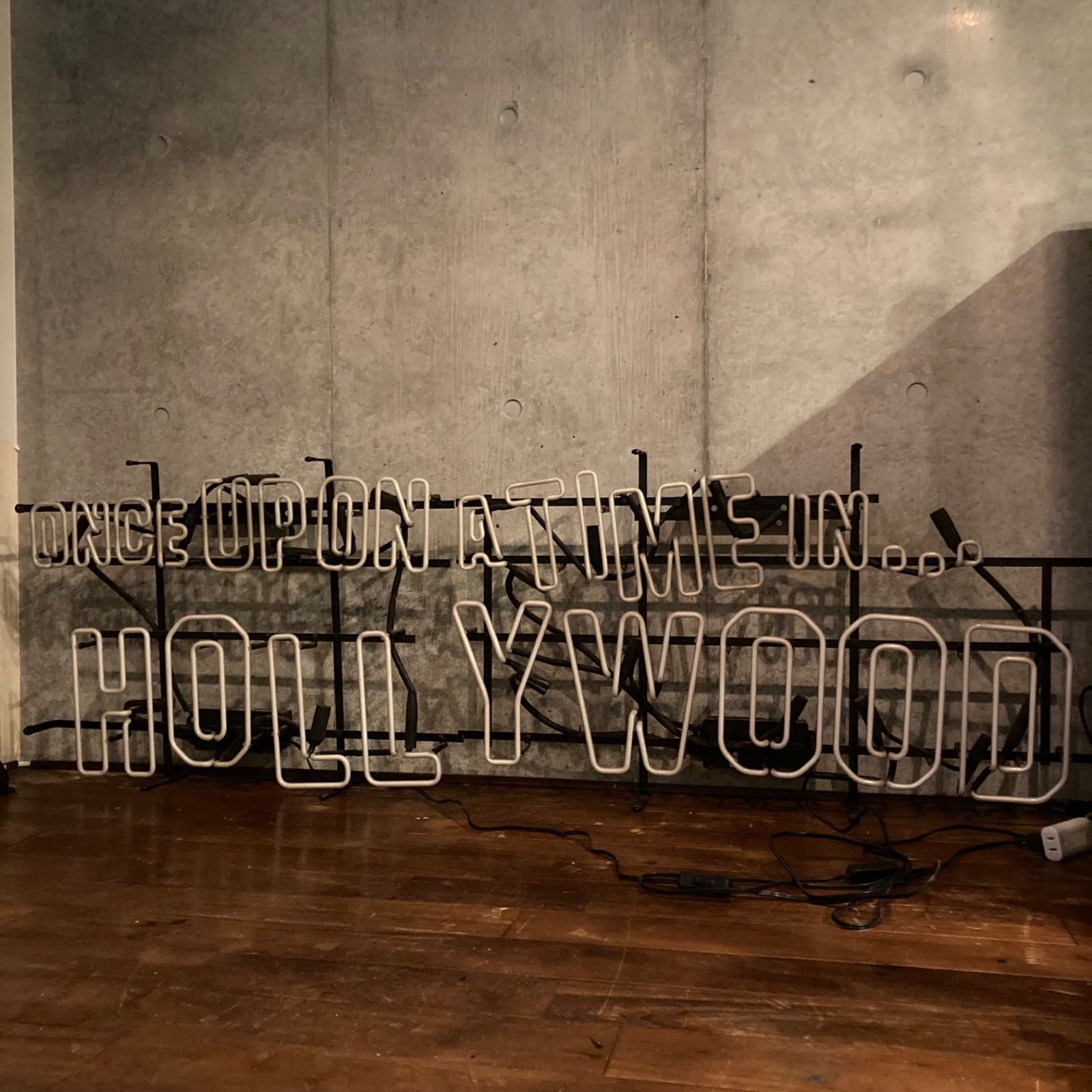 ワンスアポンアタイムインハリウッド ネオンサイン タランティーノ