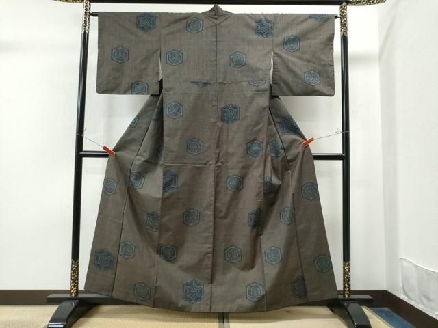 平和屋着物○本場大島紬 7マルキ 亀甲吉祥花唐草文 正絹 逸品