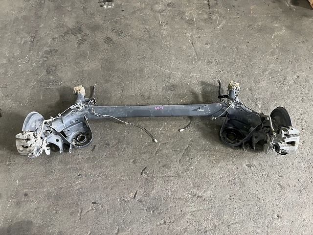 プリウス ZVW30 リアアクスルビーム L 42101-12171 1F7