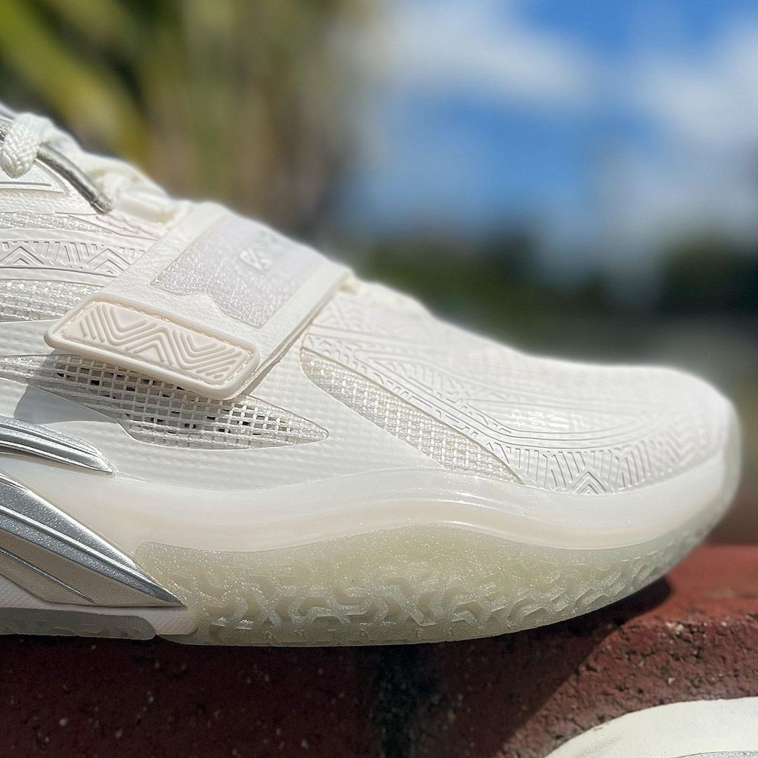 ANTA KAI 1 'TRIPLE WHITE' アンタ カイ 1 カイリー アービング