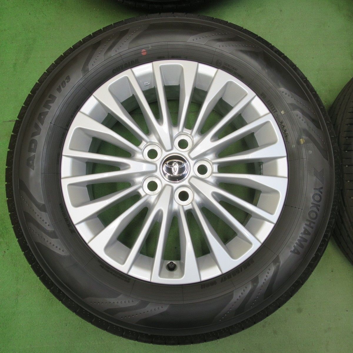 新型アルファード 40系 純正18インチ タイヤ 新車外し 225 60R