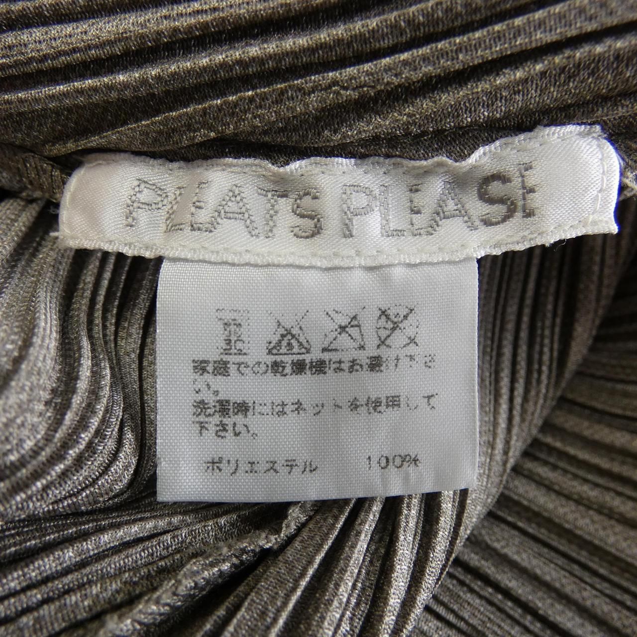 PLEATS PLEASE