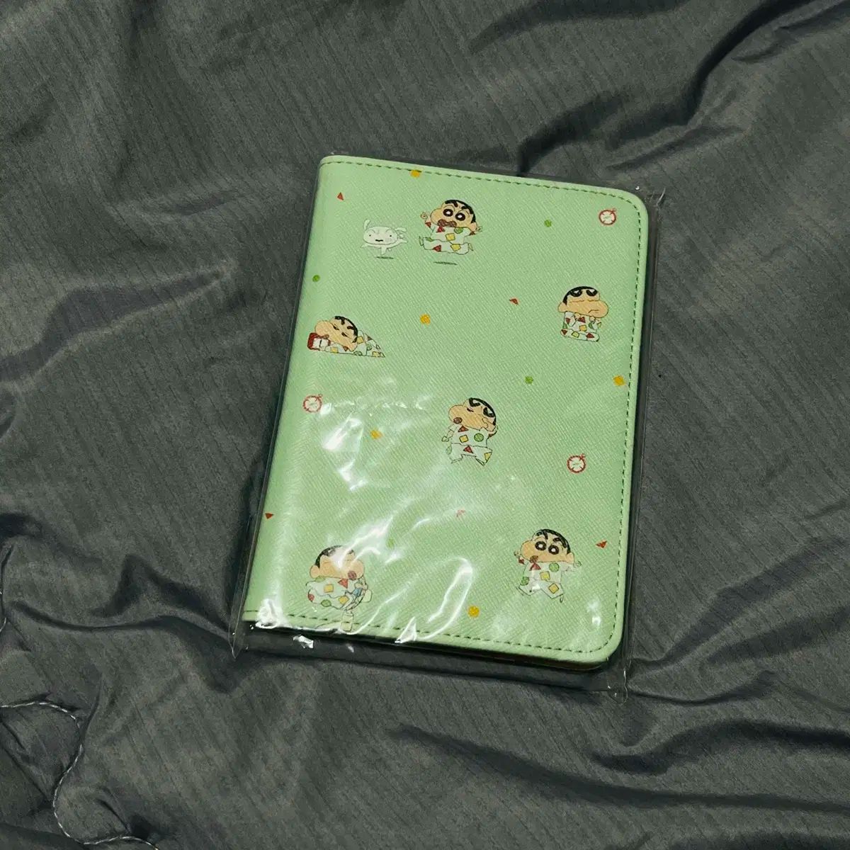 クレヨンしんちゃん ショップ パスポートケース (簡単開封)