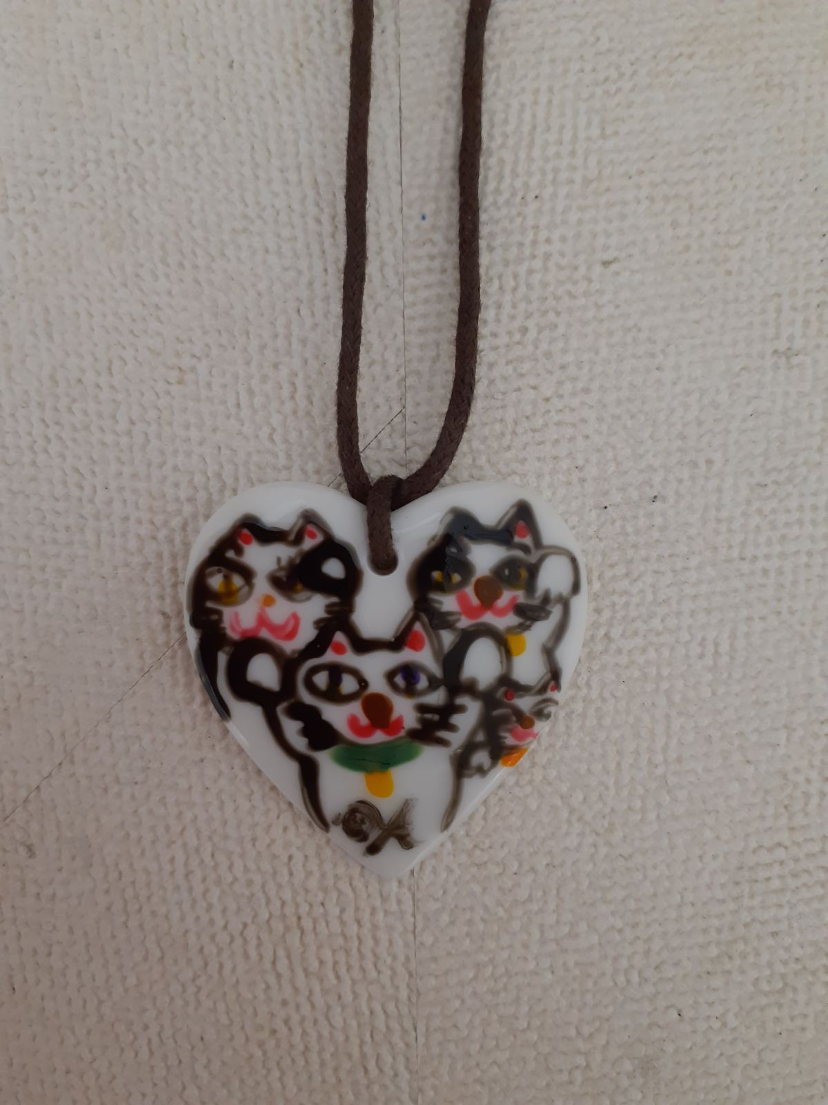招き猫のハートのペンダント　陶器　焼き物　ポースレチン　画像　小楠アキコ作品 招き猫のハートのペンダント 陶器 焼き物 ポースレチン 画像