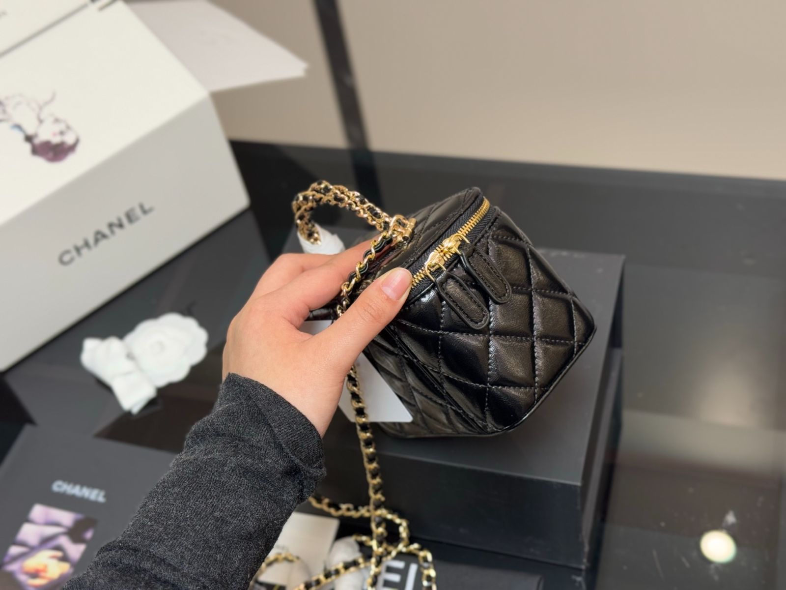 今日特価】Chane Handle Makeup Box シャネ ハンドル メイク
