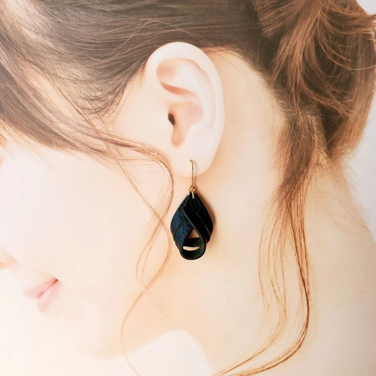 ハンドメイド アリゾナレザーピアス《グリーン》 - メルカリ
