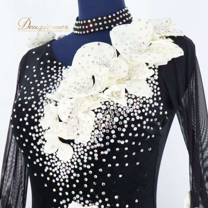 社交ダンス 衣装 スタンダードドレス スタンダード ドレス フロート 黒 白 花 ベロア ブラック系 高級感 デモ 競技 スカート 花飾り 華やか 競技用 パーティー ドレス 大人用 上品 デザイン パフォーマンス パフォーマンス衣装 社交ダンス 衣装 スタンダードドレス スタンダード ドレス