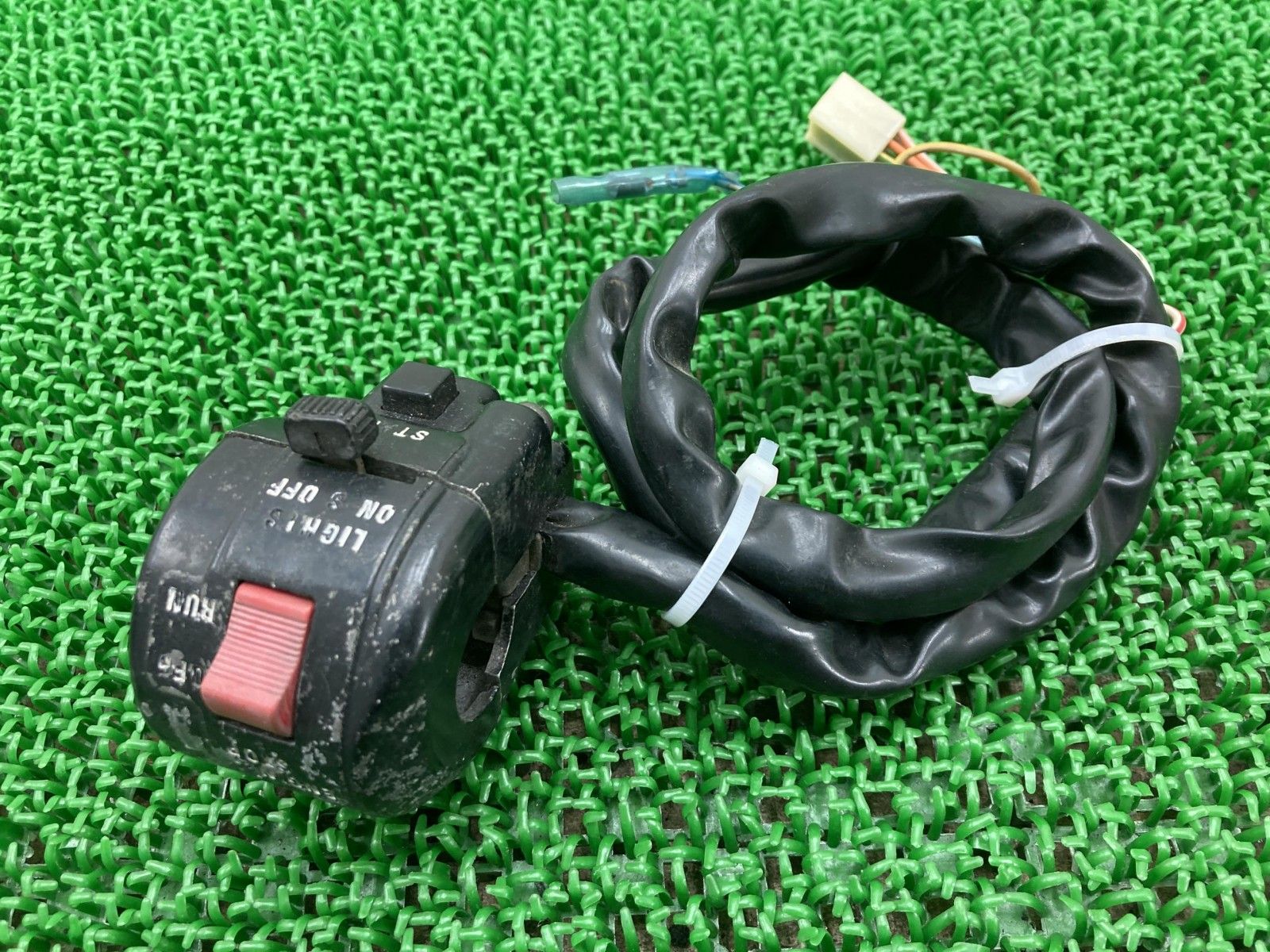 GSX400FSインパルス ハンドルスイッチ 右 スズキ 純正 中古 バイク