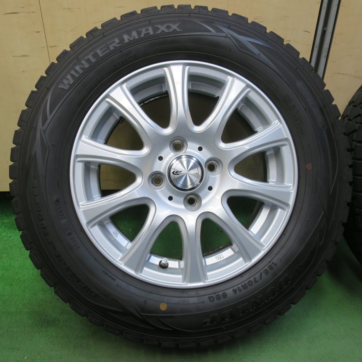 バリ溝 キレイ 9.5分 スタッドレス 185 70R14 ダンロップ ウインターマックス WM01 LAUFBAHN ラウフバーン 14インチ PCD100 4H 5093007イス