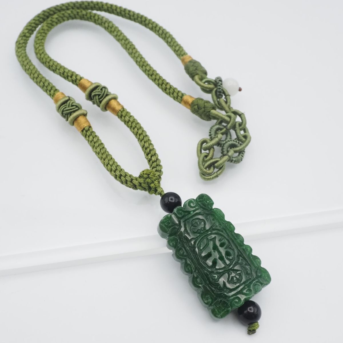 古い翡翠 透かし彫り 帯留め　彫刻　ペンダント　飾りに F155 翡翠? ヒスイ? ペンダント ネックレス 彫刻 紐 デザイン