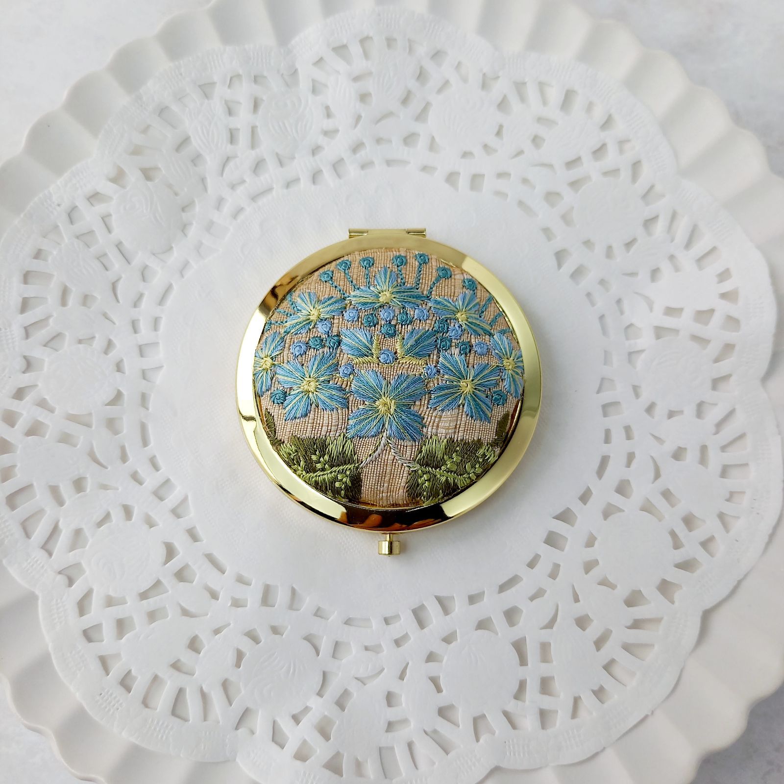 インド刺繍リボンのプッシュ式コンパクトミラー アジサイ柄 - メルカリ