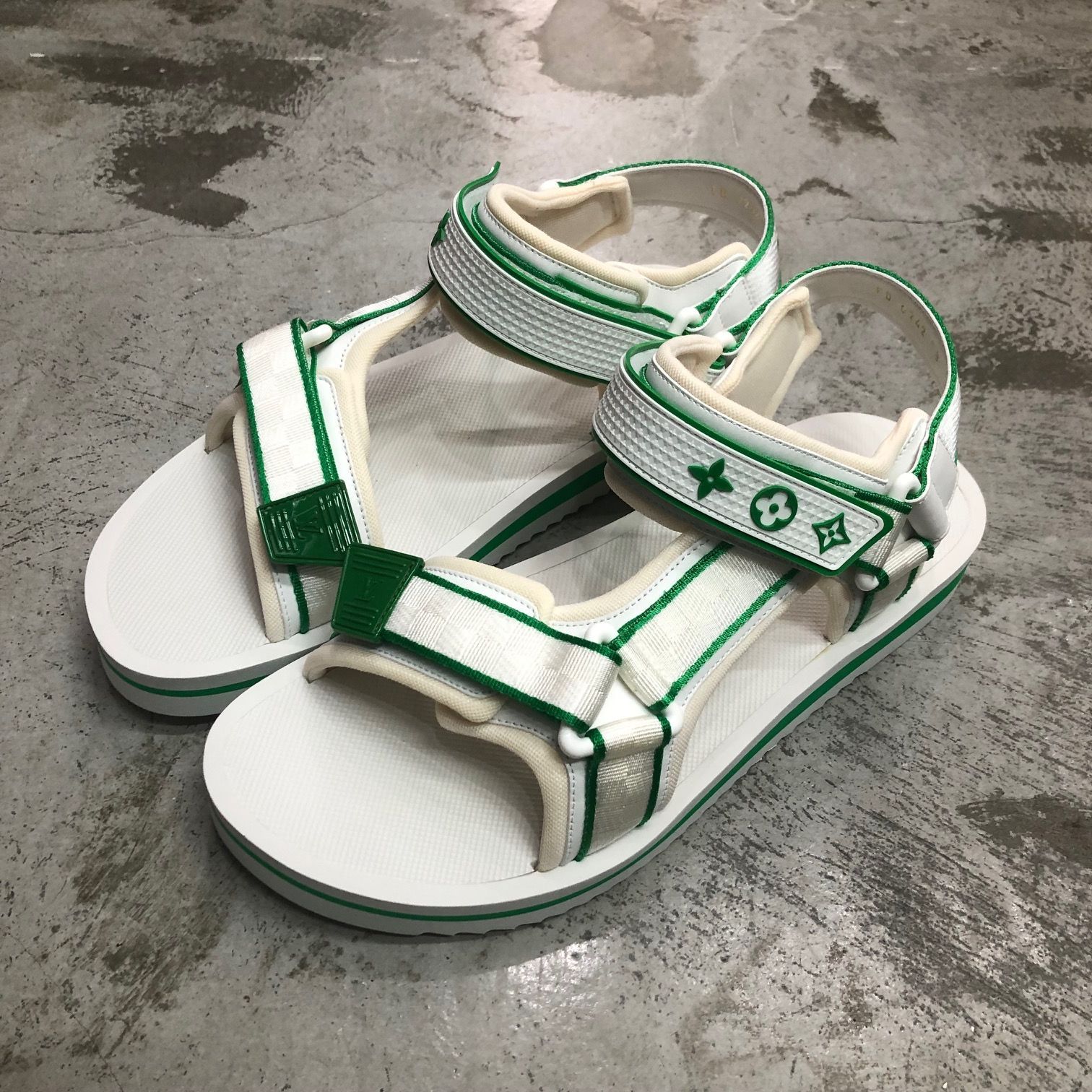 LOUIS VUITTON スポーツサンダル ブラック/ホワイト ルイヴィトン LOUIS VUITTON サンダル レザー ブラック ホワイト
