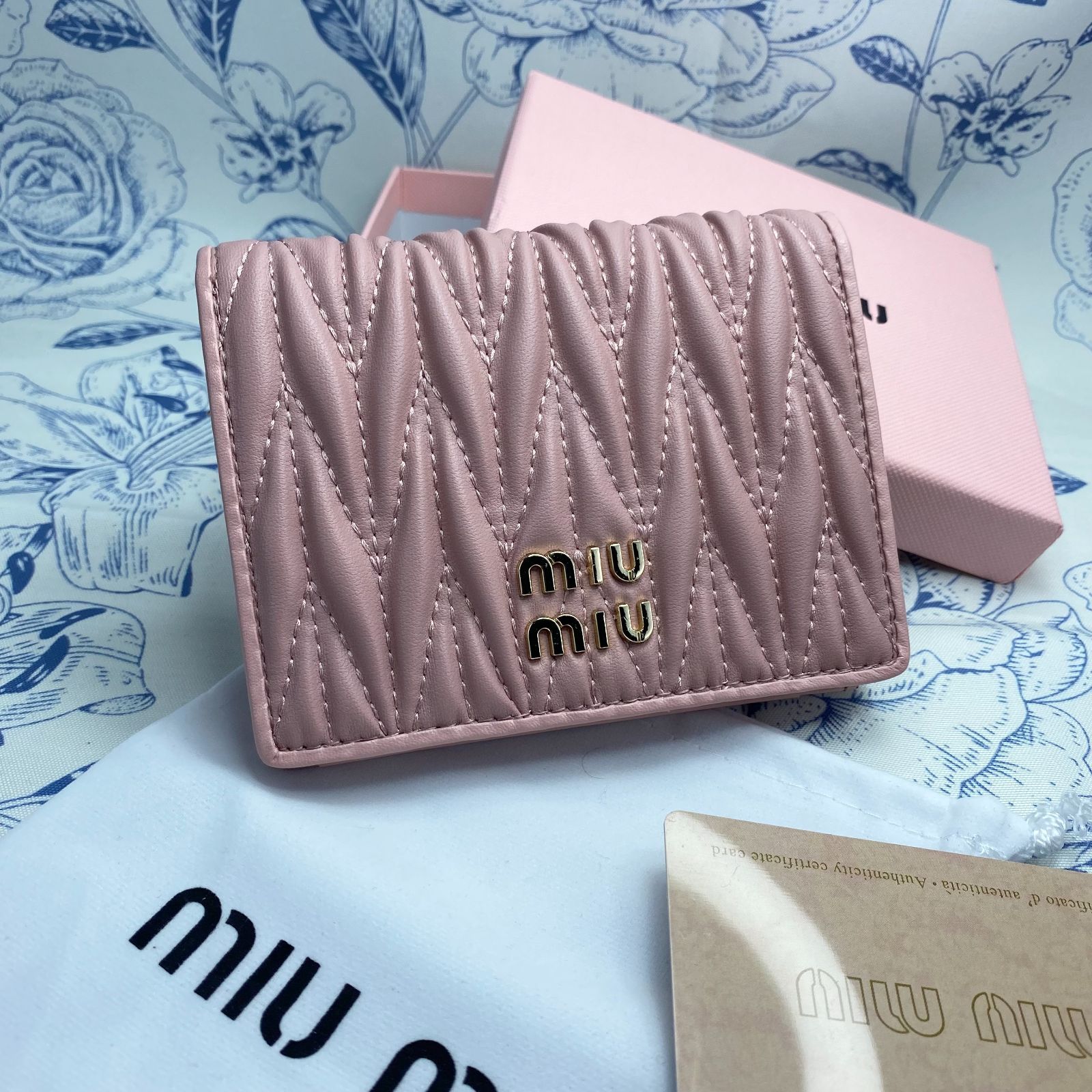 MIUMIU 折り財布 マテラッセ ピンクベージュ 【即発・新品未使用 ...