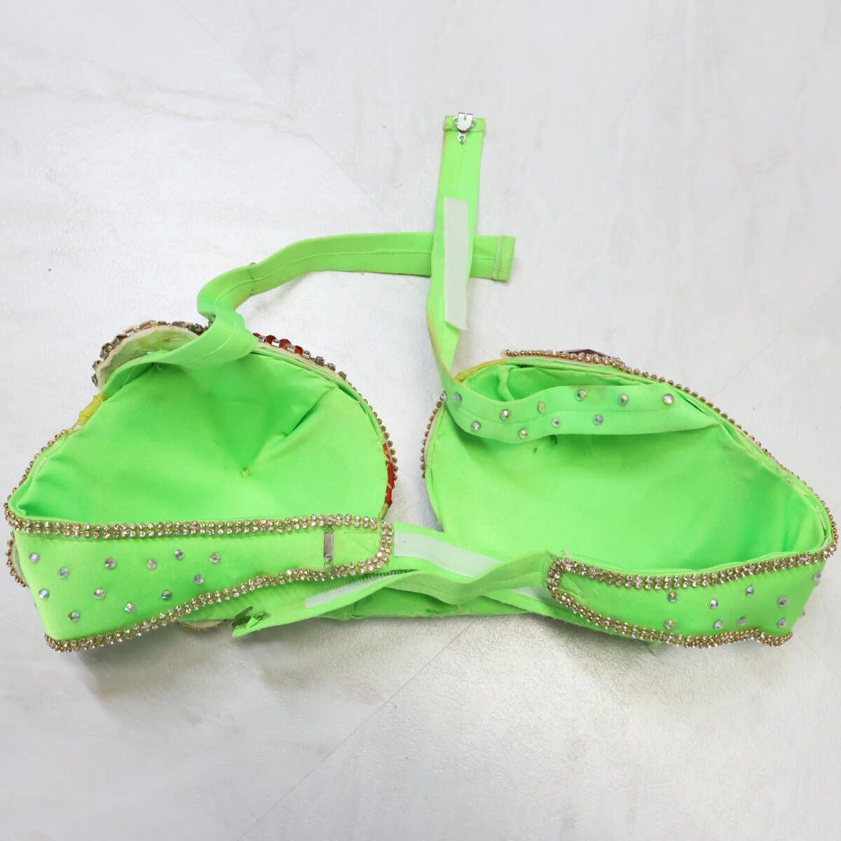 ベリーダンス用 オリエンタル衣装】黄緑色 ラインストーン 赤 シルバー