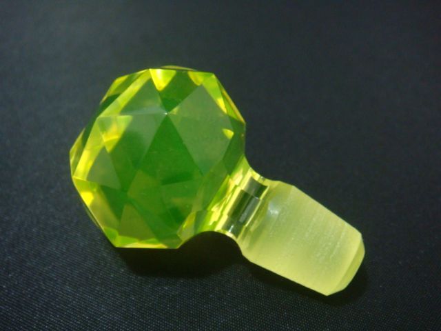 ウランガラスの香水瓶 by チェコ Pesnicak - メルカリ