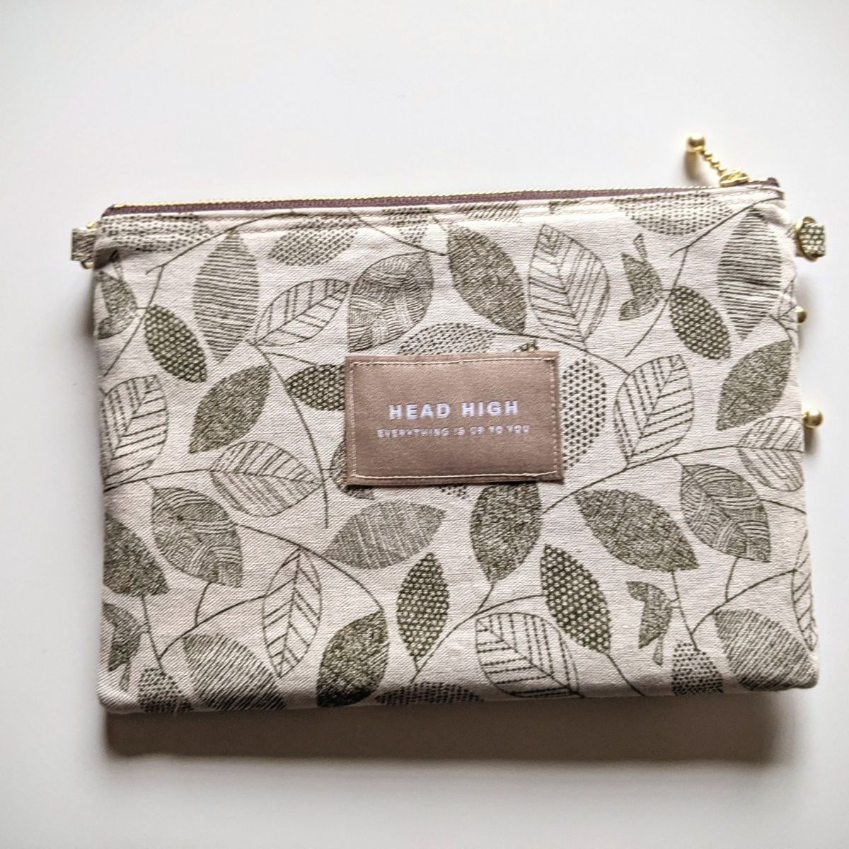 ﾊﾝﾄﾞﾒｲﾄﾞ ﾘｰﾌ柄の3段ﾌｧｽﾅｰﾎﾟｰﾁ