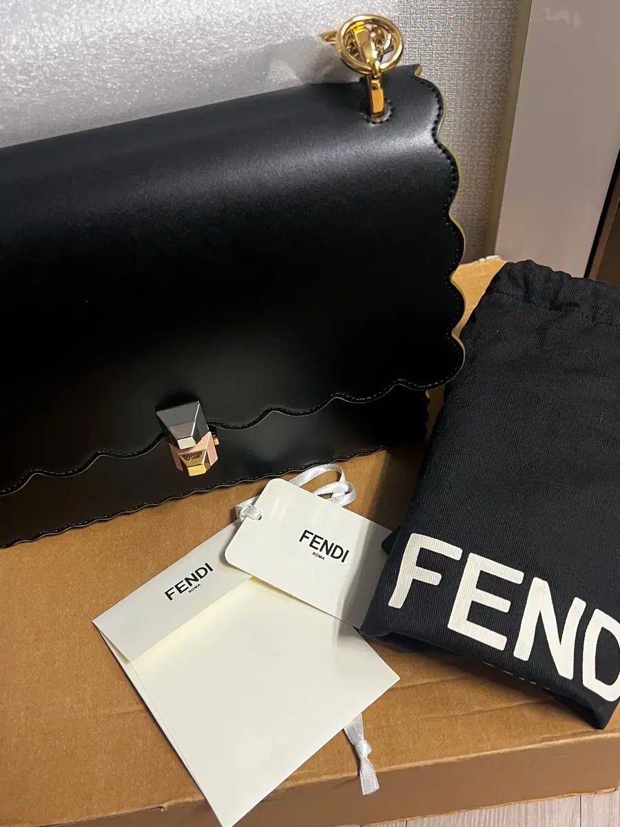 フェンディ FENDI カンアイ ミディアム フェンディ バッグ ストラップ