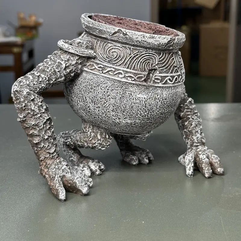 アンティーク調「歩くカルドロン」プランターポット像 - 独創的