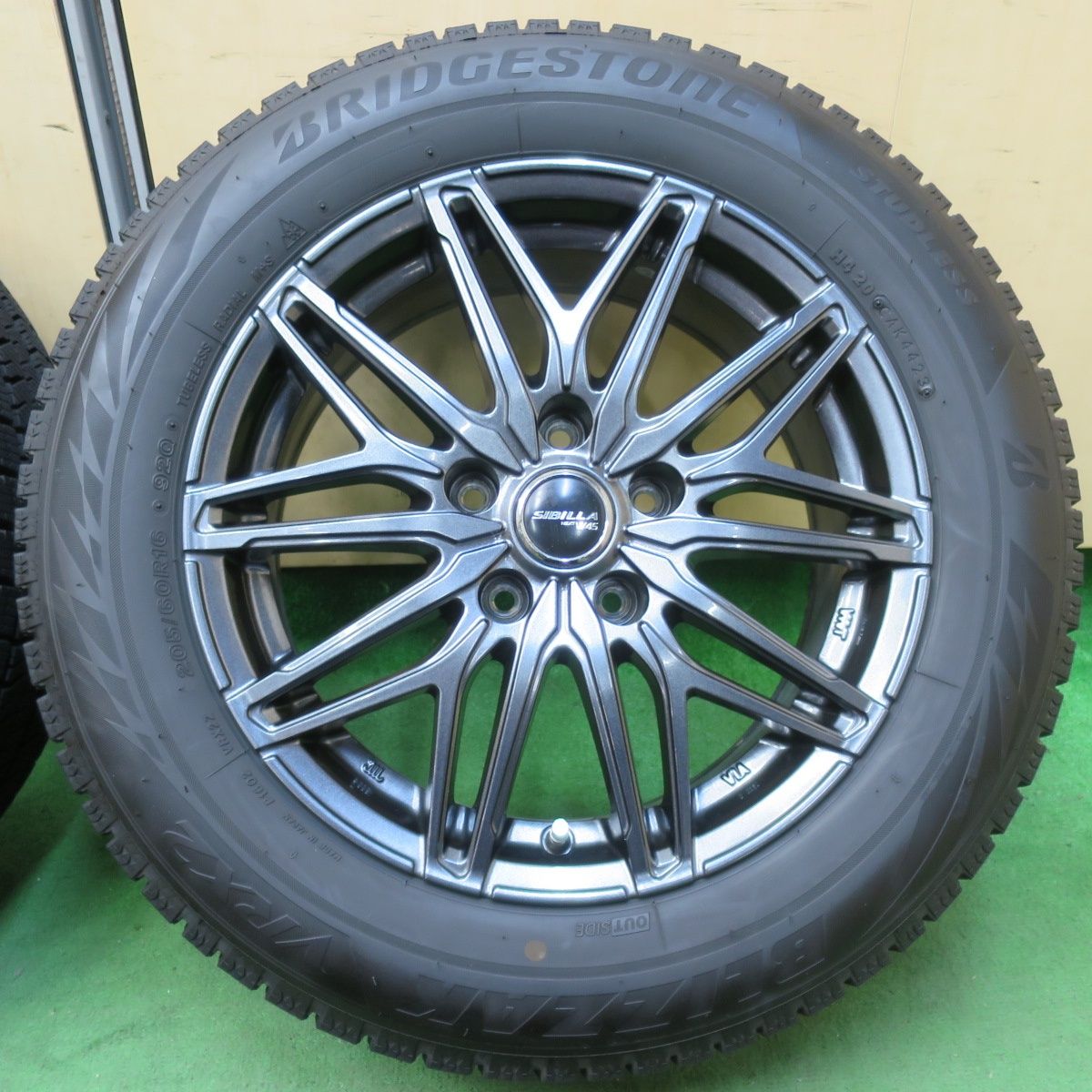 送料無料] バリ溝！23年！キレイ！9.5分☆スタッドレス 205/60R16 