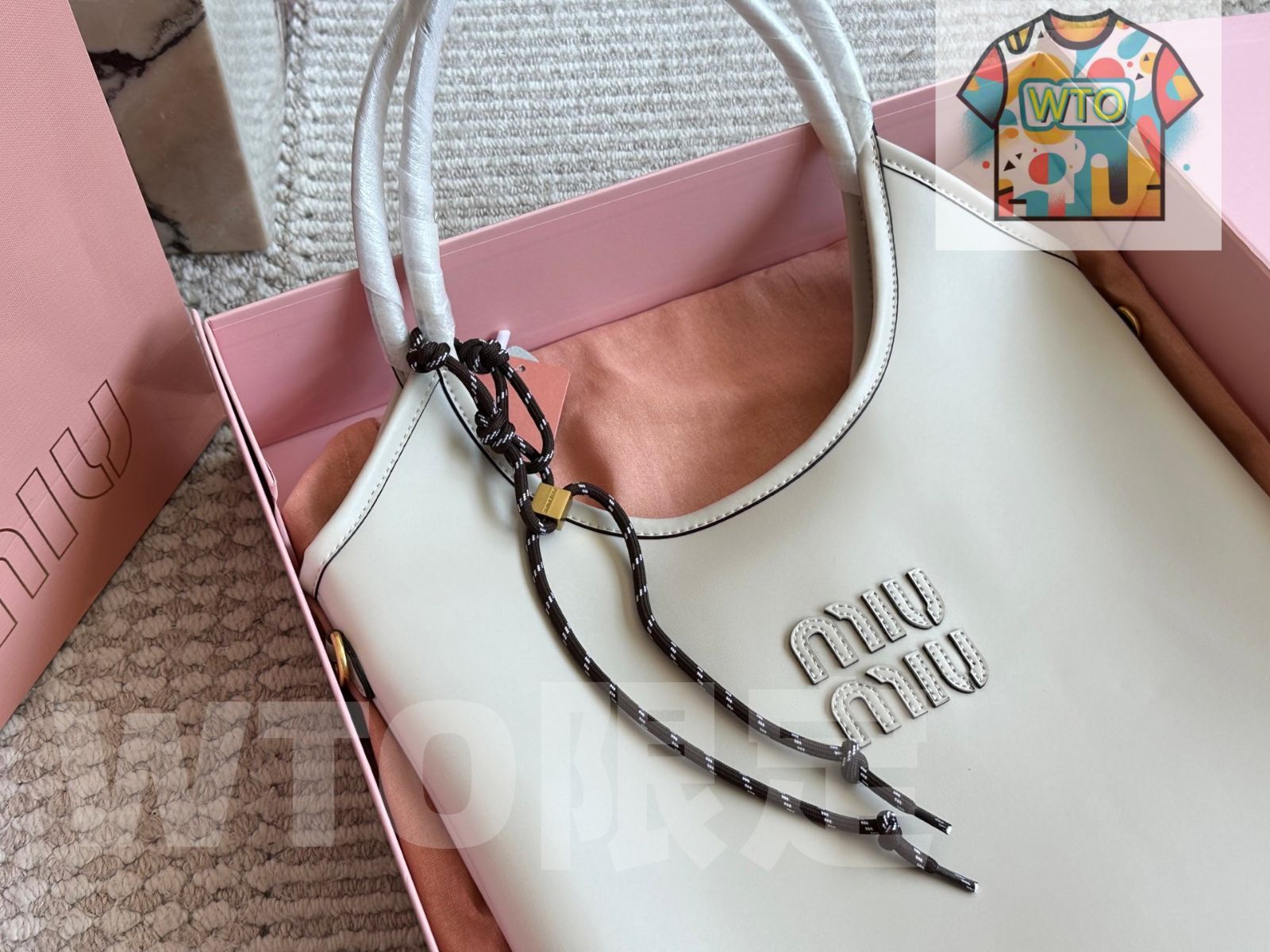 MIU MIU トートバッグ - スタイリッシュな大型サイズ 35×32cm | ♥品 -WT0輸入